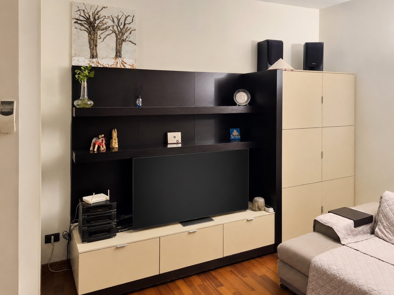 Zona living con Smart TV e PlayStation 5