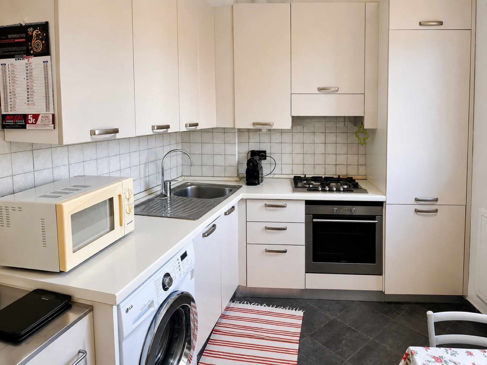 Cucina con forno, piano a gas e frigo
